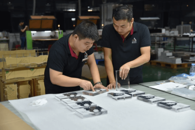 為什么定制亞克力展示架不便宜？以下都是原因